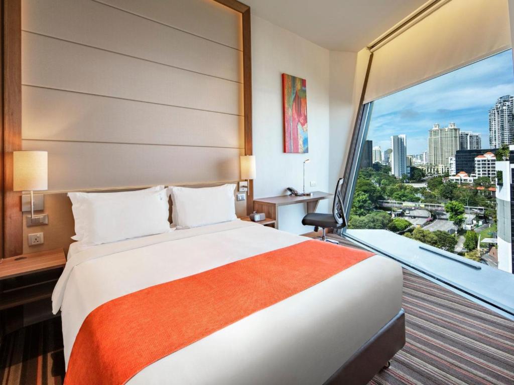 Quarto do Holiday Inn Express Singapore Clarke Quay em Singapura com janela inclinada