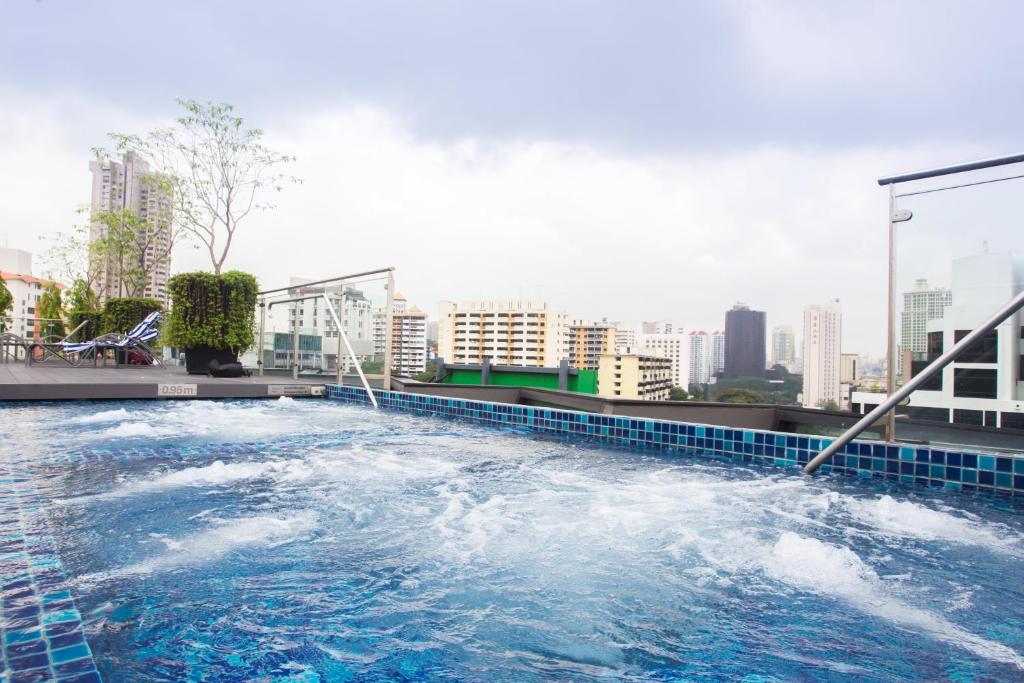 Piscina do Holiday Inn Express Singapore Clarke Quay em Singapura com vista urbana