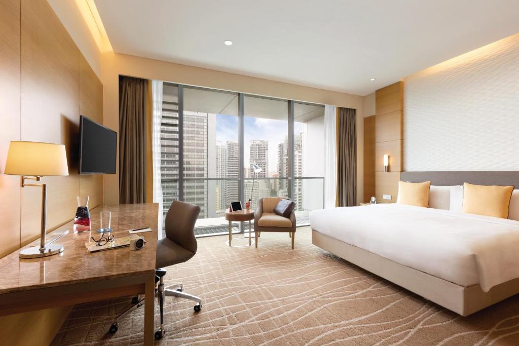 Quarto do JEN Singapore Orchardgateway by Shangri-La em Singapura com vista para prédios