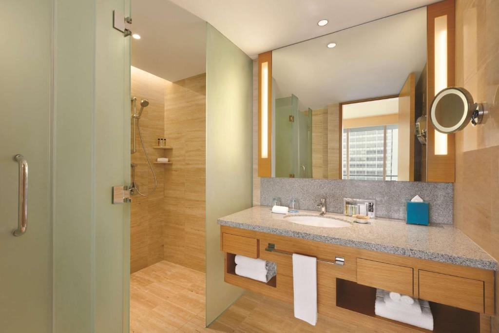 Banheiro do JEN Singapore Orchardgateway by Shangri-La em Singapura com box amplo