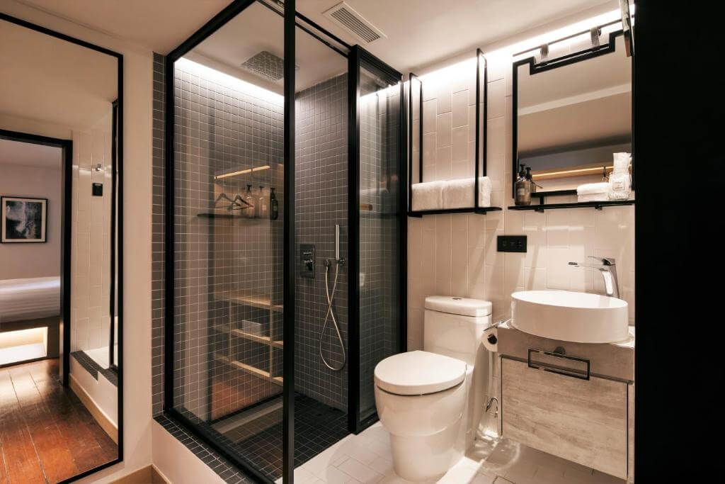Banheiro do KēSa House The Unlimited Collection em Singapura com box preto moderno