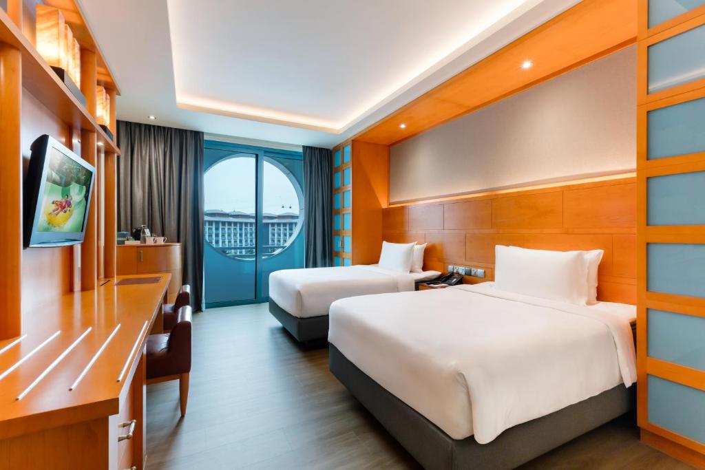 Quarto do Resorts World Sentosa Hotel Michael em Singapura com decoração em madeira clara