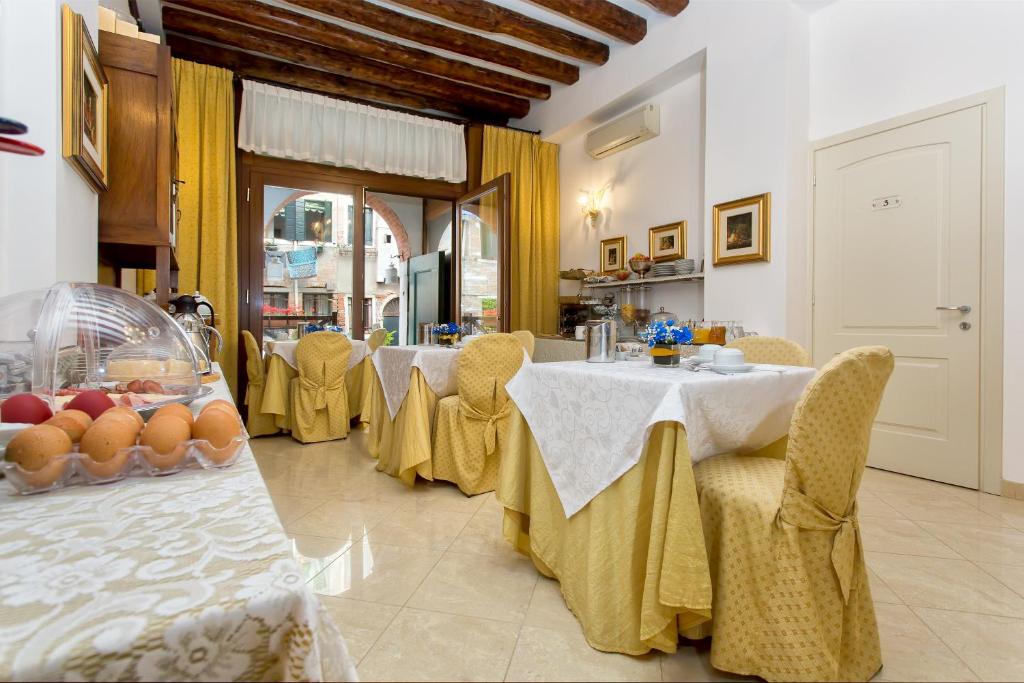 Sala de café da manhã da Alla Vite Dorata em Veneza com decoração clássica