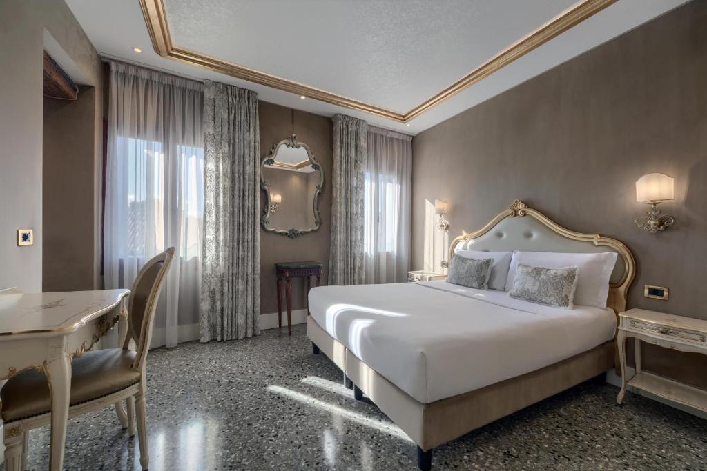 Quarto clássico do Hotel Olimpia Venice em Veneza com móveis elegantes