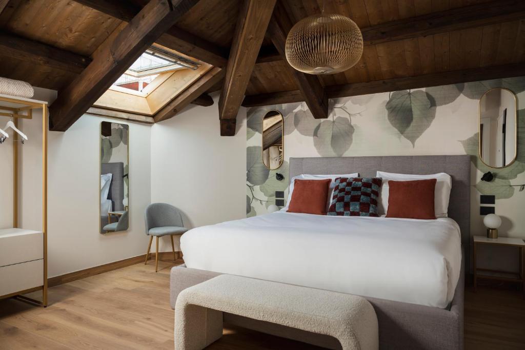 Quarto do Palazzo dei Guardiani em Veneza com teto de madeira e decoração moderna