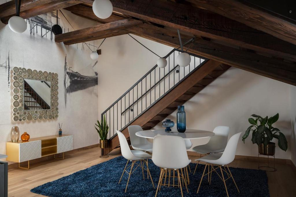 Sala do Palazzo dei Guardiani em Veneza com escada de madeira e mesa redonda