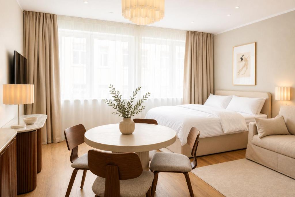 Estúdio do HeyMi Apartments Brick Lane Vienna em Viena com mesa redonda e decoração clara