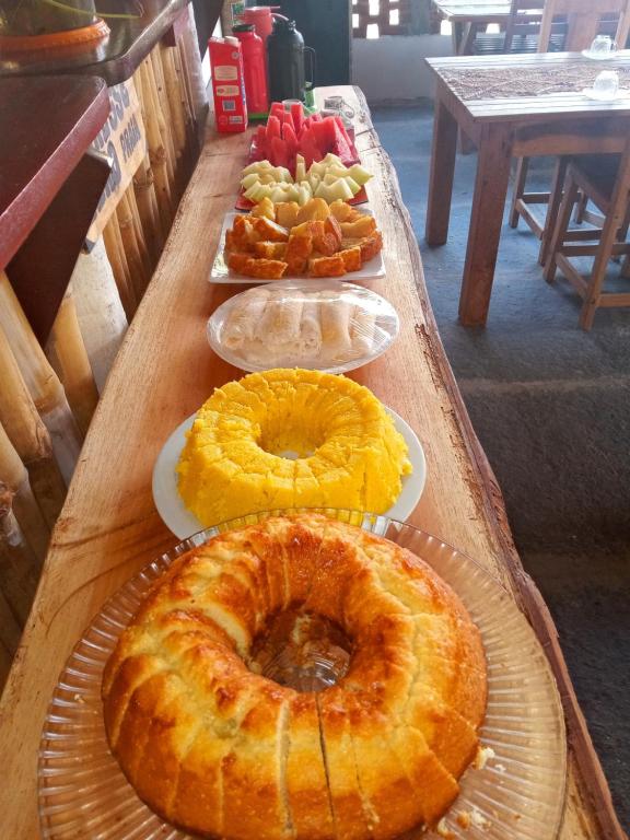 Mesa de café da manhã da Estresse Zero com bolos, frutas e pães