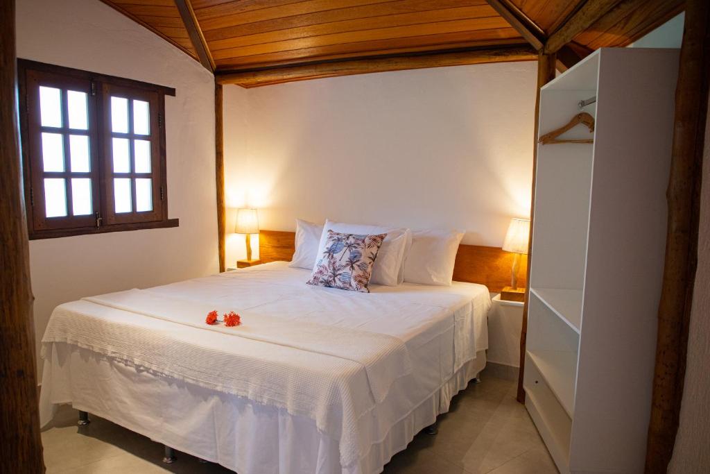 Quarto do Tororão Hotel Pousada em Arraial d’Ajuda com decoração rústica e iluminação aconchegante