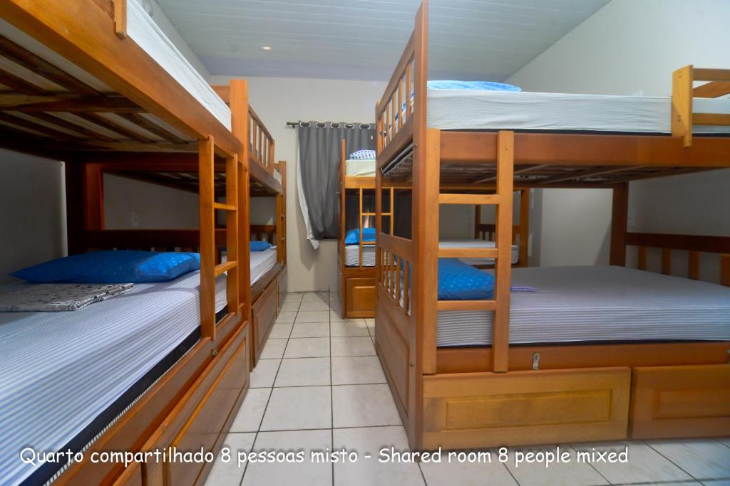 Quarto compartilhado do Hostel Lençóis Park com beliches de madeira