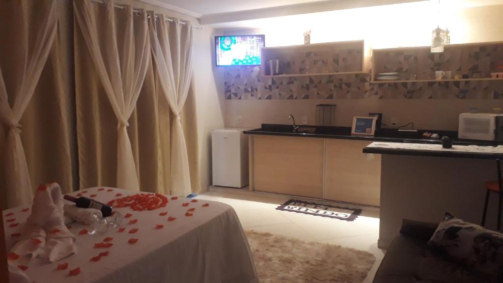 Suíte da Parada Di Maria Guest House com cozinha compacta e decoração romântica