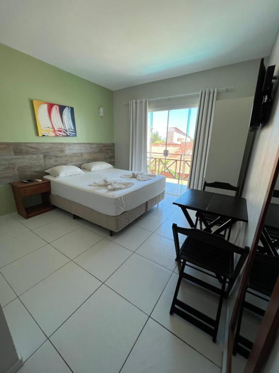 Quarto da Pousada Dunas Beach em Canoa Quebrada com cama de casal e varanda