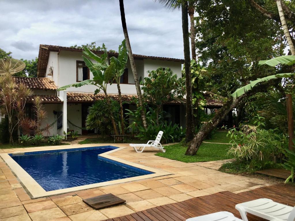 Área externa da Pousada Coqueiro Verde em Itacaré com piscina e jardim tropical