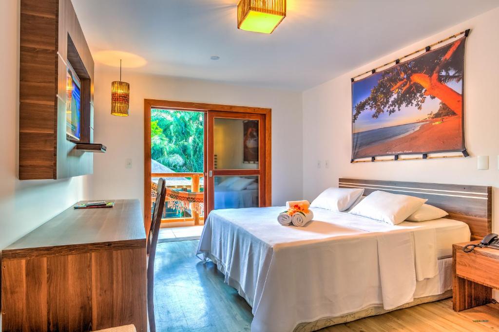 Quarto da Pousada Vila do Dengo em Itacaré com varanda e decoração tropical