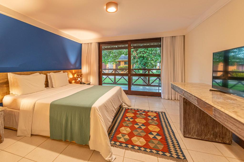 Quarto do Patachocas em Morro de São Paulo com cama de casal e varanda com vista para jardim