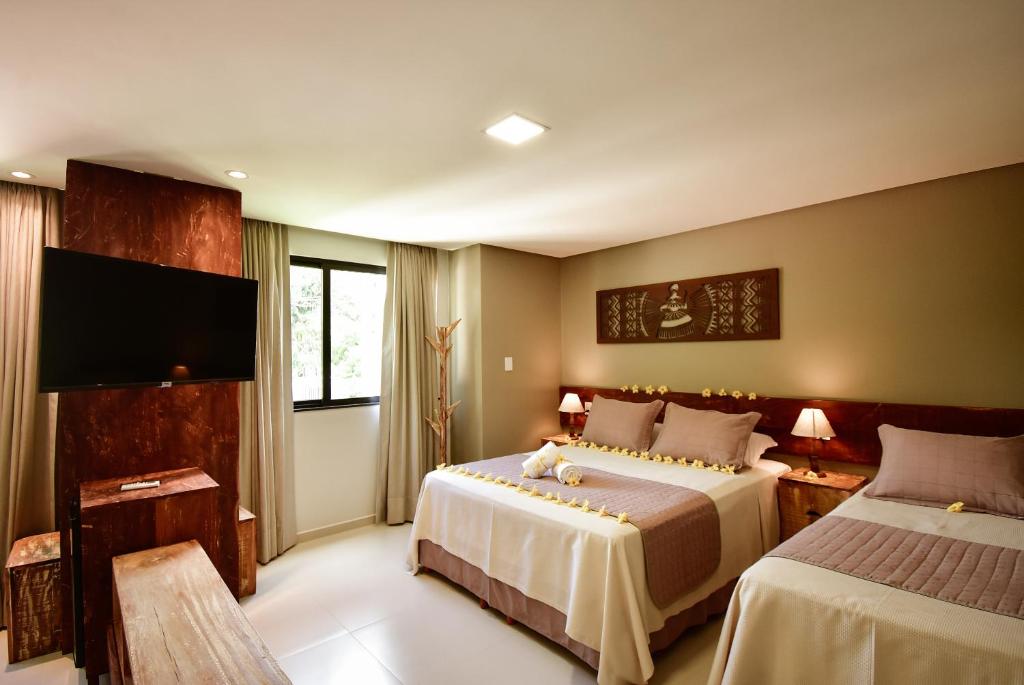 Quarto da Pousada Patuá do Morro em Morro de São Paulo com cama de casal e cama de solteiro