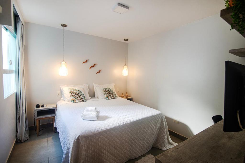 Quarto da Pousada Renda do Mar em Morro de São Paulo com cama de casal e decoração minimalista