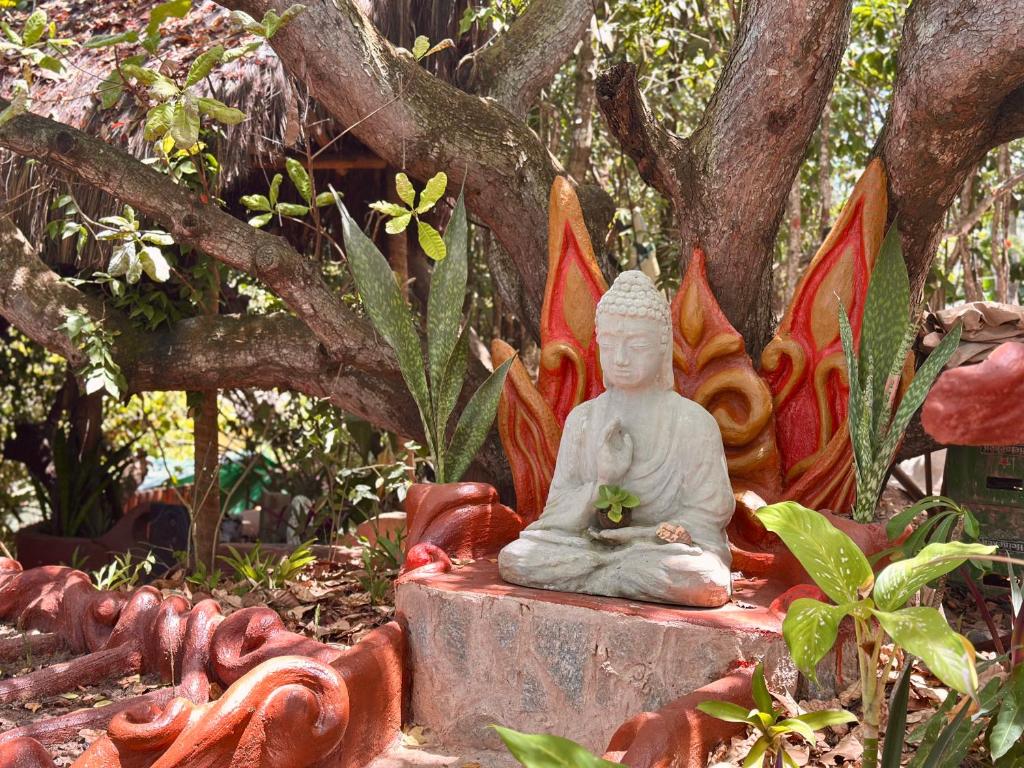 Estátua de Buda em jardim da pousada Mapu, em Pipa