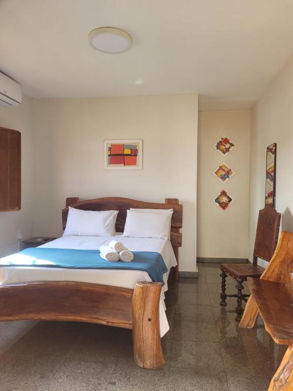 Quarto da Brisa da Serra Hotel Pousada Pirenópolis com móveis rústicos de madeira