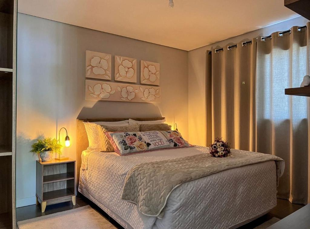 Quarto dos Lofts Urbano em Urubici com cama de casal e iluminação aconchegante