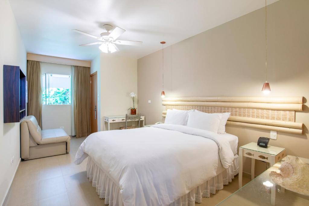 Quarto do Hotel Itapemar em Ilhabela com cama de casal e decoração clara