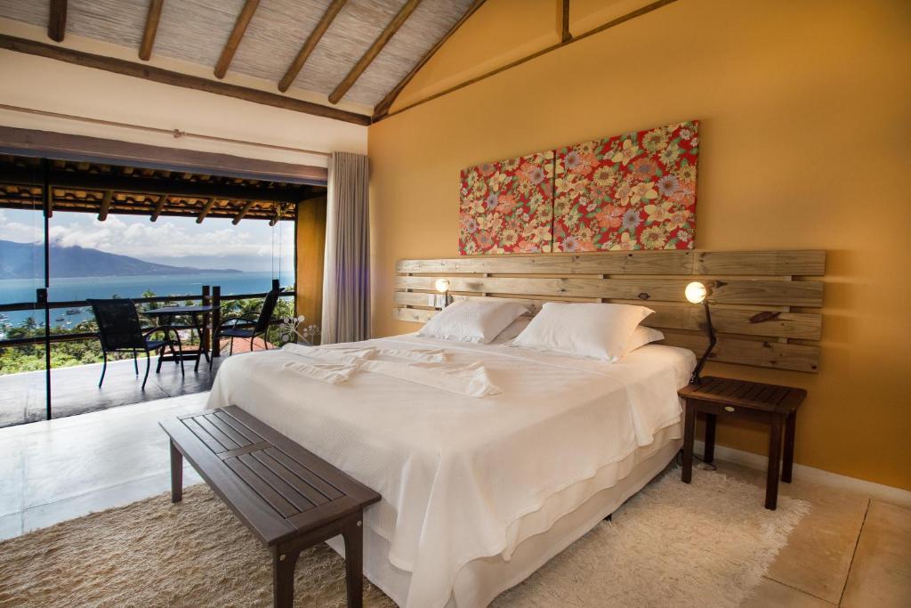 Suíte da Pousada Mariola em Ilhabela com varanda e vista para o mar