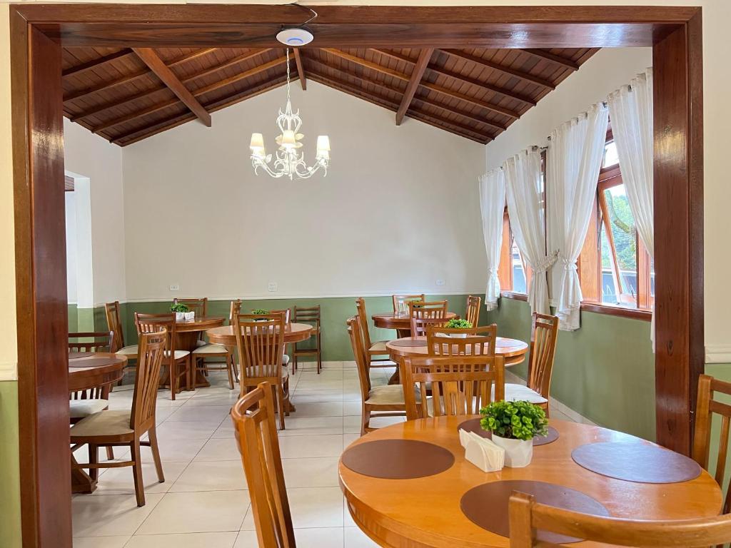 Salão de café da manhã da Pousada Village Inn Capivari by National Inn em Campos do Jordão.