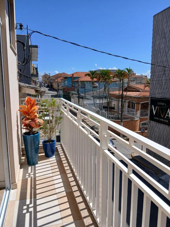 Varanda da Hospedagem Quarto Chic Centro Cunha com vista para a rua e casas da região central de Cunha