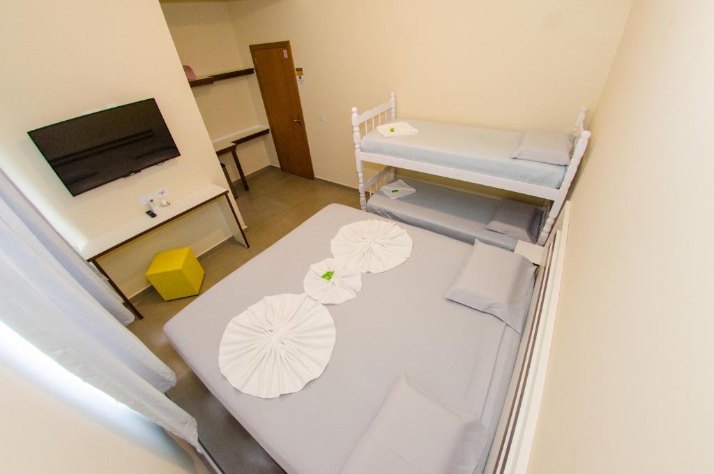 Quarto familiar da Pousada Morada dos Anjos em Penha com cama de casal e beliche.
