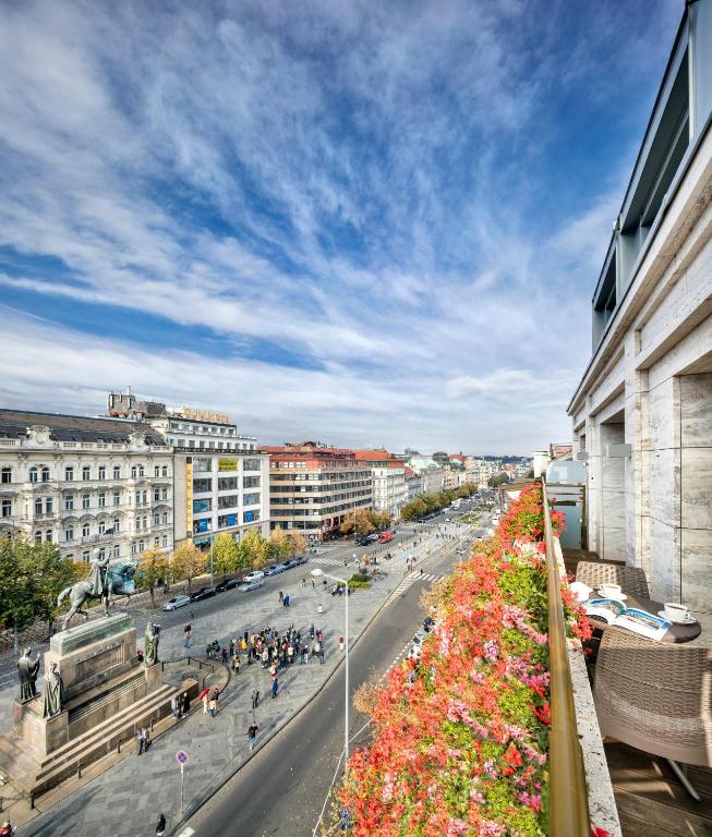 Vista do terraço do Occidental Praha Wilson, em Praga, sobre a Praça Venceslau e os edifícios da cidade
