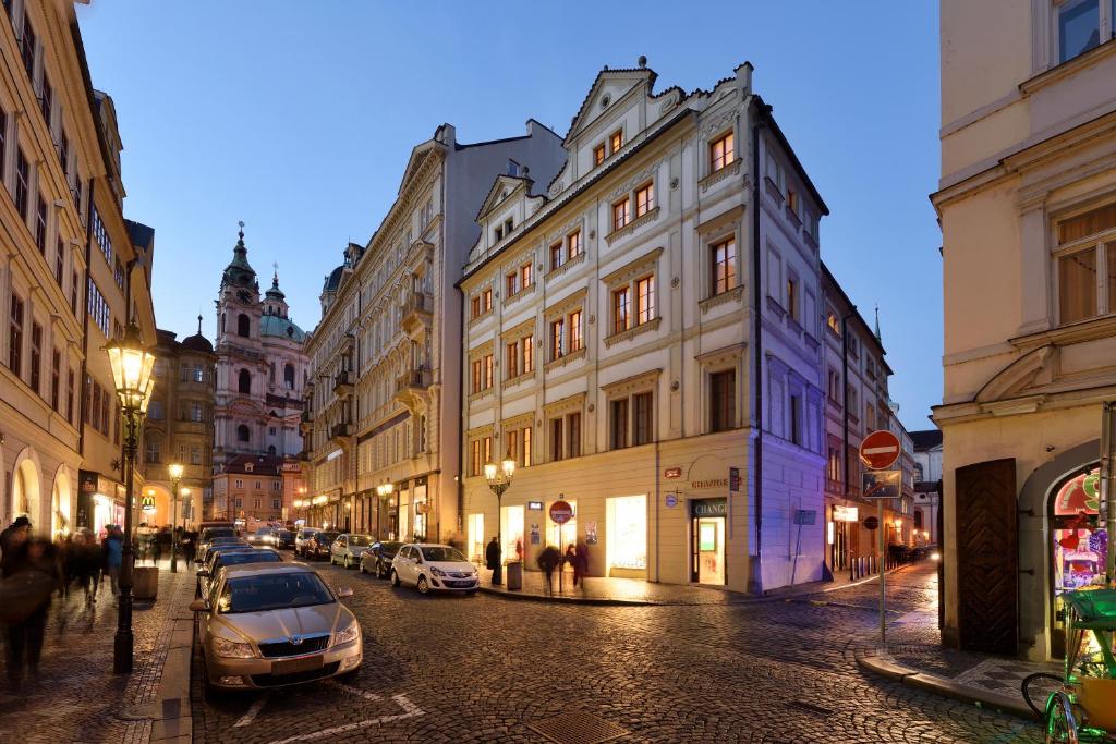 Rua do The Charles, em Praga, com paralelepípedos iluminada ao entardecer.