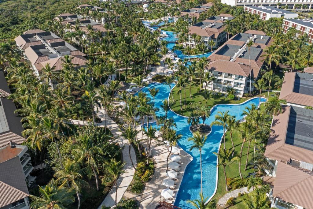 Área externa do Wyndham Alltra Punta Cana All Inclusive Resort, com piscinas entre prédios baixos e palmeiras