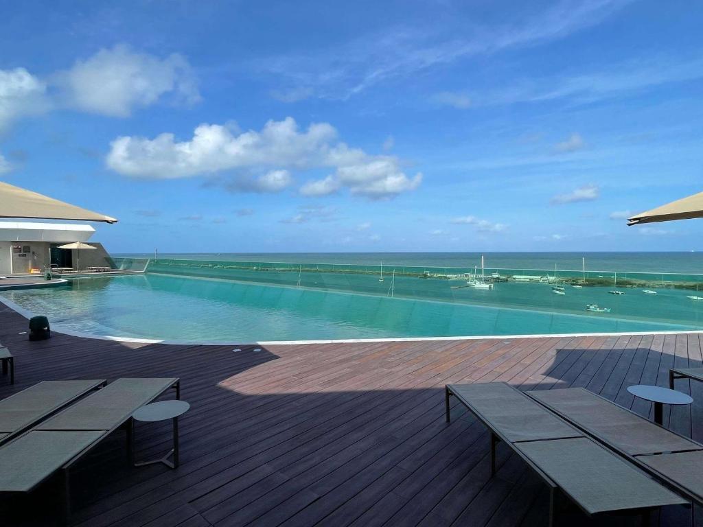 Piscina de borda infinita do Novotel Recife Marina em Recife.