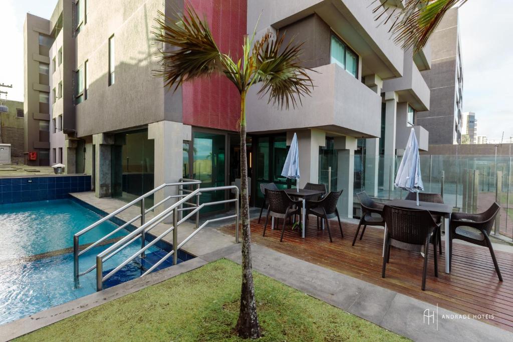 Área da piscina da Rede Andrade Boa Viagem em Boa Viagem, Recife.