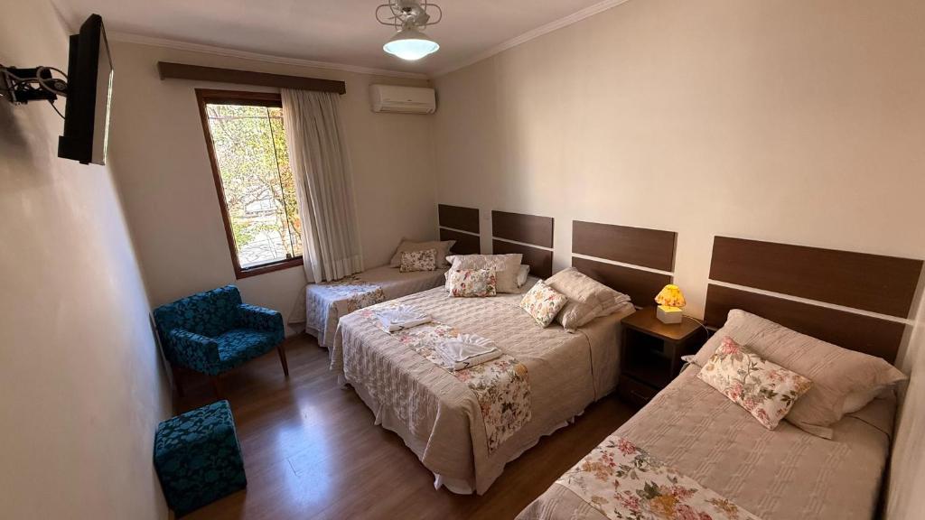 Quarto triplo do Hotel Vitória Marchi em Serra Negra.