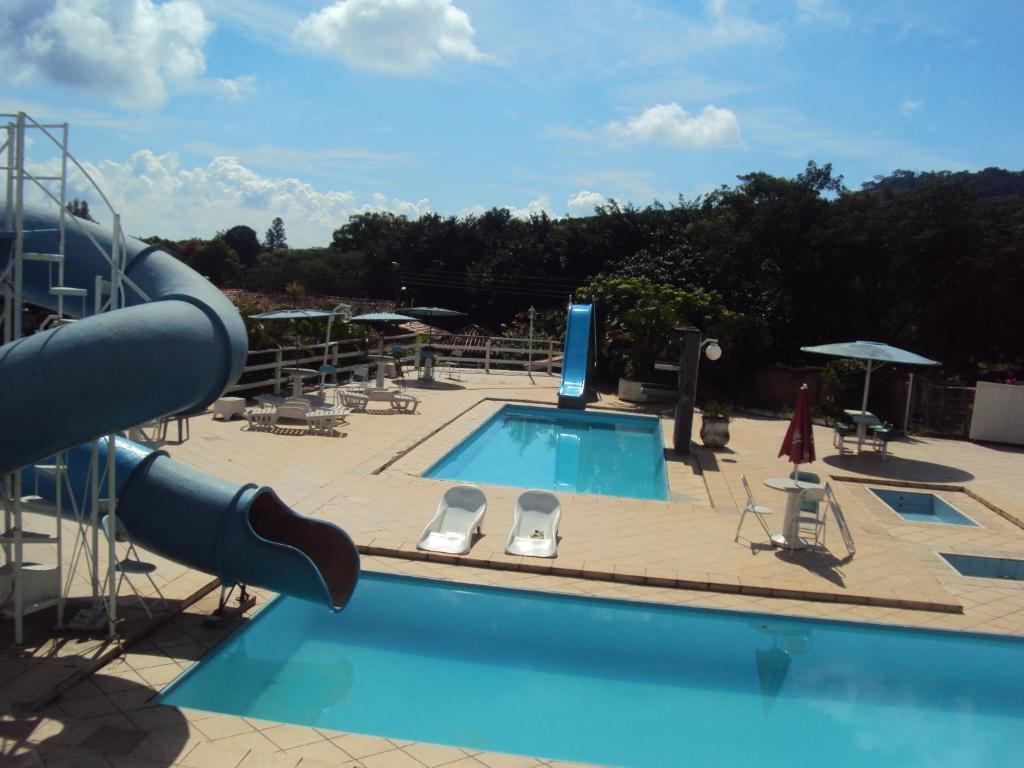 Área das piscinas da Pousada Sítio Bom Fim em Serra Negra.
