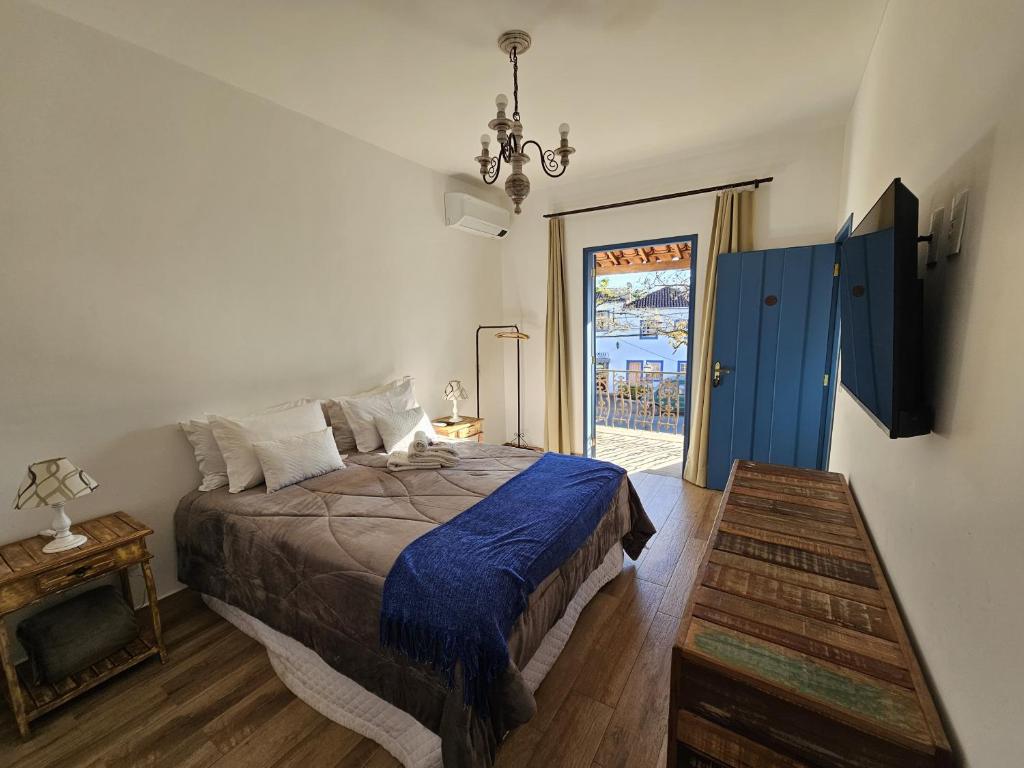 Quarto da Casa da Tuta Pousada em Tiradentes com varanda e vista para o centro histórico.