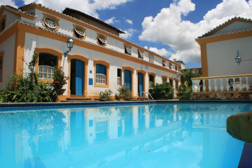 Piscina da Pousada Richard Rothe em Tiradentes, cercada por construções coloniais.