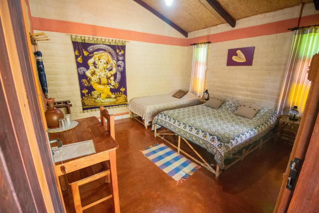 Quarto simples da Pousada Aruana na Chapada dos Veadeiros com cama de casal.
