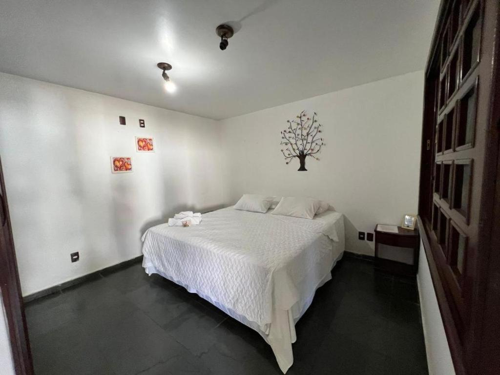 Quarto rústico da Pousada Palipalan na Chapada dos Veadeiros com decoração artesanal.