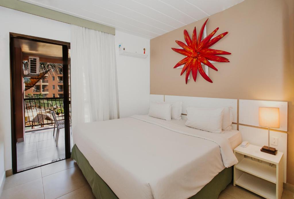 Quarto do Hotel Nacional Inn Angra dos Reis, com cama de casal e varanda