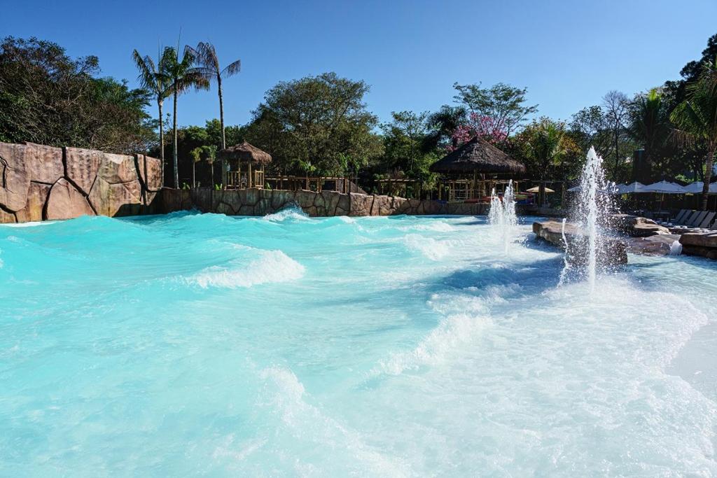 Piscina de ondas do Bourbon Resort Atibaia, com jatos d’água e quiosques ao redor