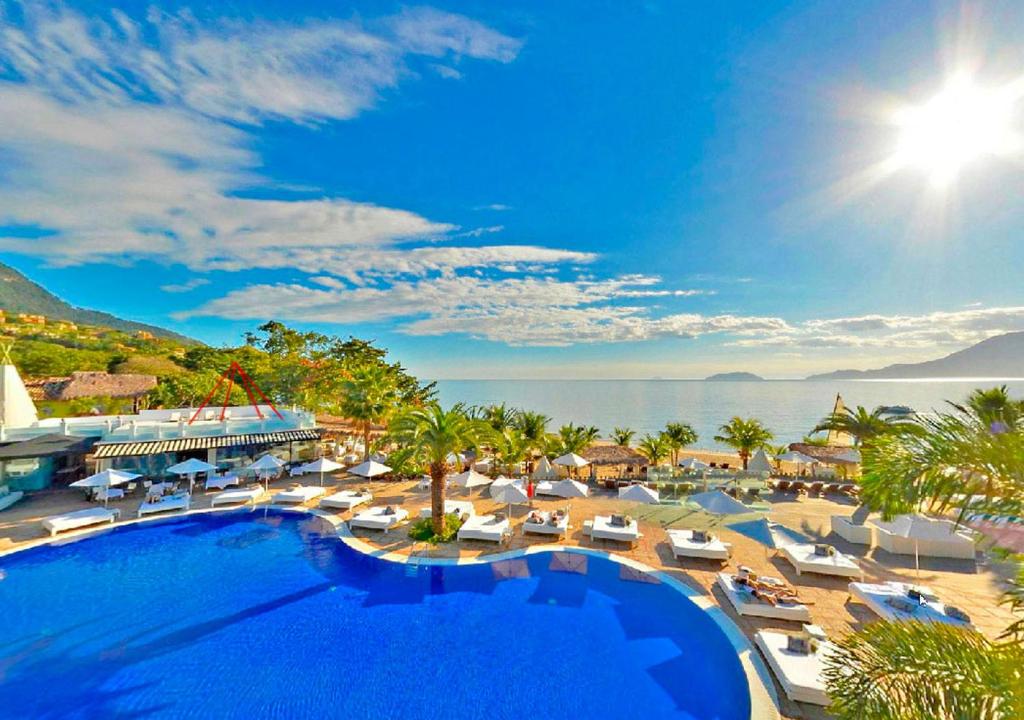 Área externa do DPNY Beach Hotel & Spa Ilhabela, com piscina diante do mar