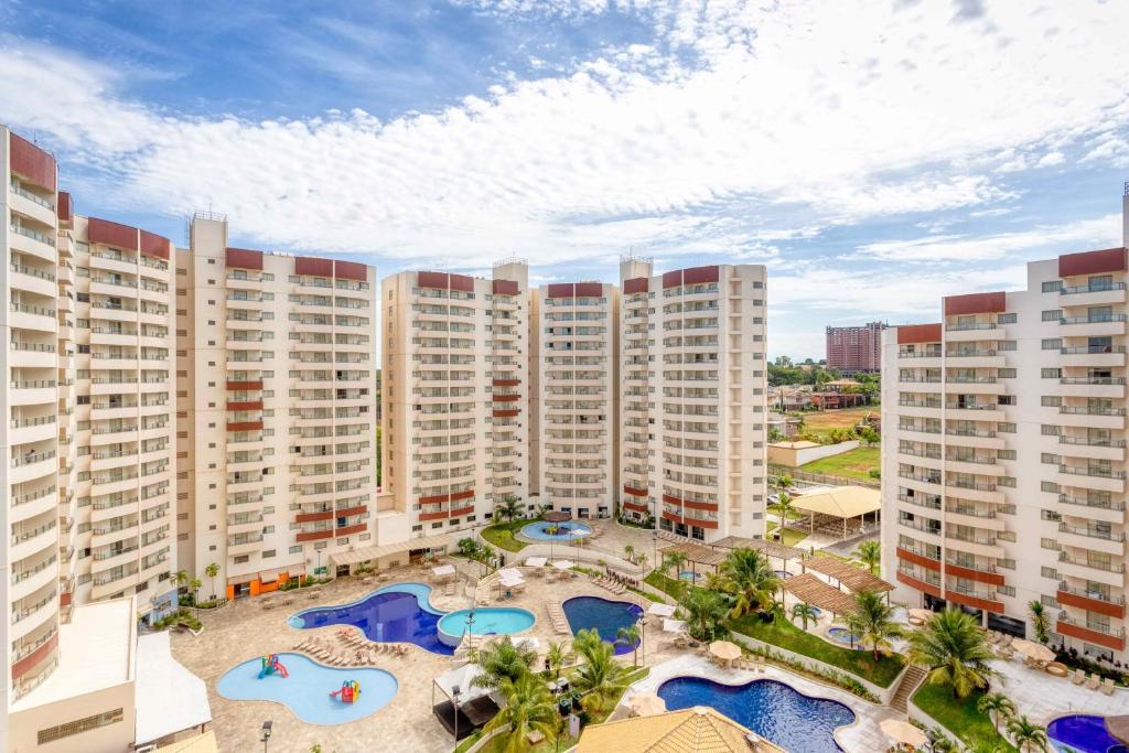 Complexo de piscinas do Wyndham Olímpia Royal Hotels, cercado por torres de apartamentos
