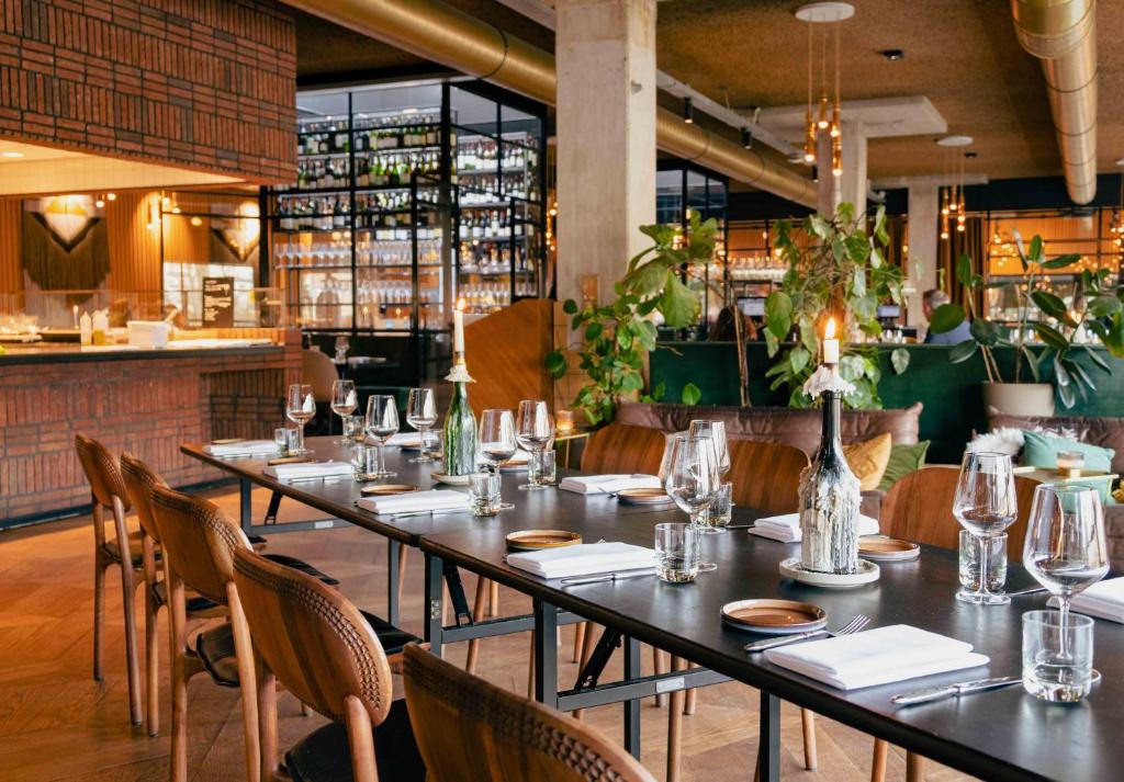 https://chatgpt.com/c/69fa1a07-7354-8325-a146-bcbd67658c95#:~:text=Restaurante%20do%20Hotel%20V%20Fizeaustraat%2C%20em%20Amsterdam.