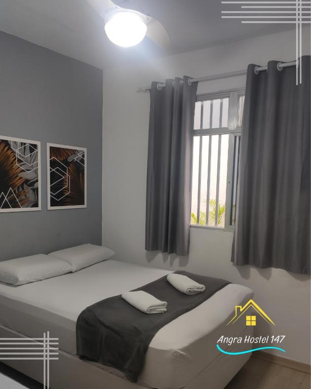 Quarto do Angra Hostel 147, em Angra dos Reis, com cama de casal.