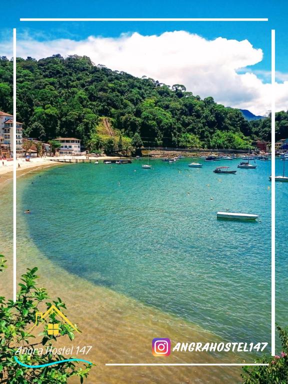Vista da Praia do Anil, em Angra dos Reis, próxima ao Angra Hostel 147.