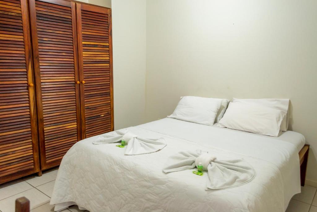 Quarto da Pousada Estrada do Ouro, em Angra dos Reis, com cama de casal.