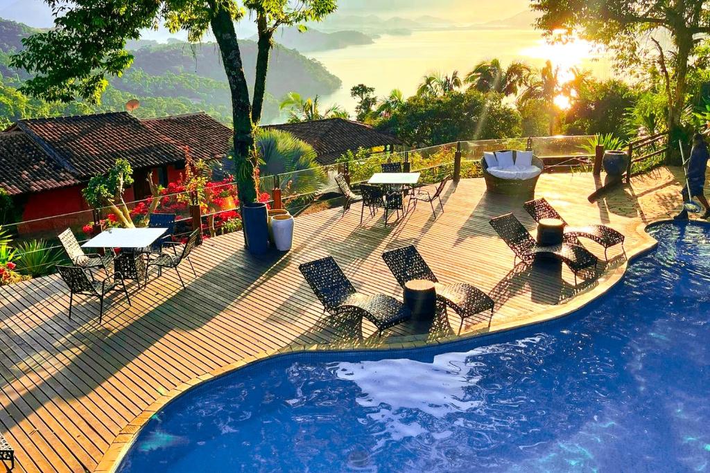 Piscina da Pousada Sonho Real, em Angra dos Reis, com vista para o mar.