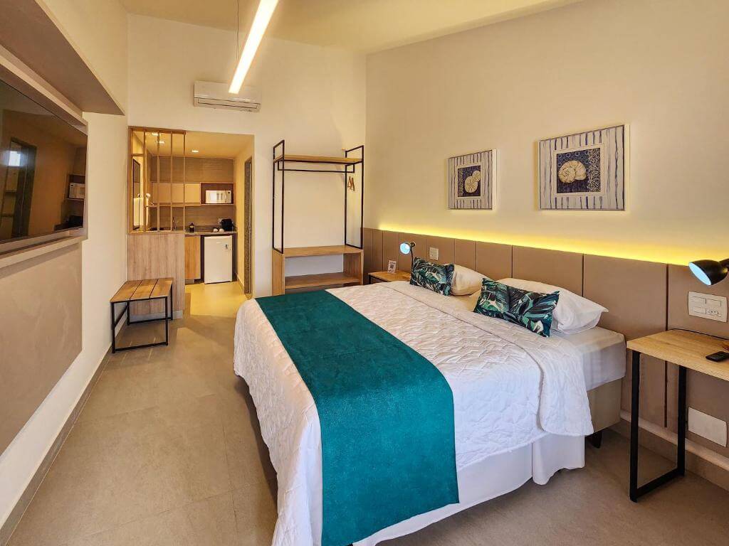 Quarto da Blu Smart Stay, em Búzios, com cozinha compacta integrada.